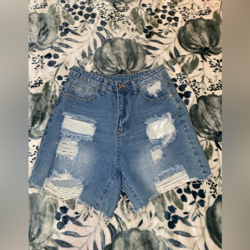NWOT high waist light wash distressed style denim cutoff jean shorts - size XS - Picture 8 of 10